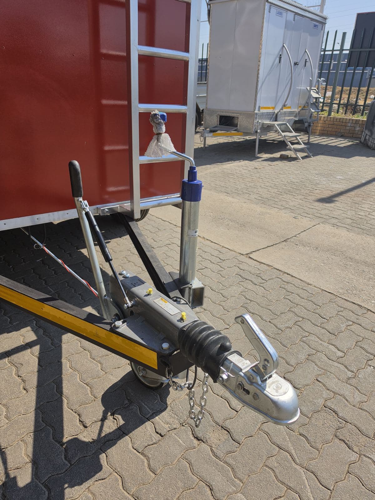 50 mm ball coupler, breakaway cable, safety chain and heavy-duty double jockey wheel on the trailer drawbar.