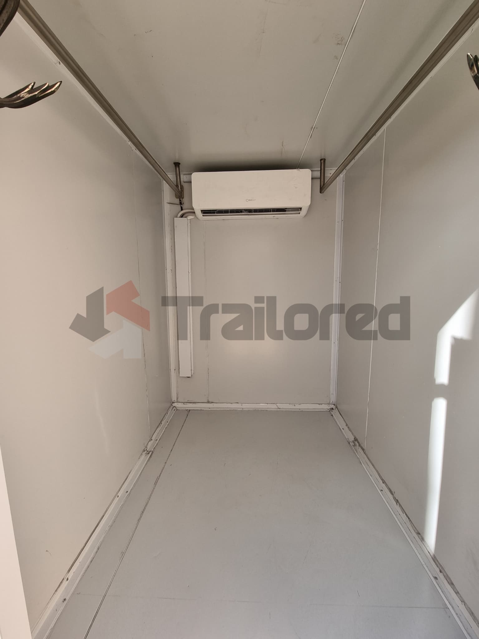 Fridge trailer cooling compartment